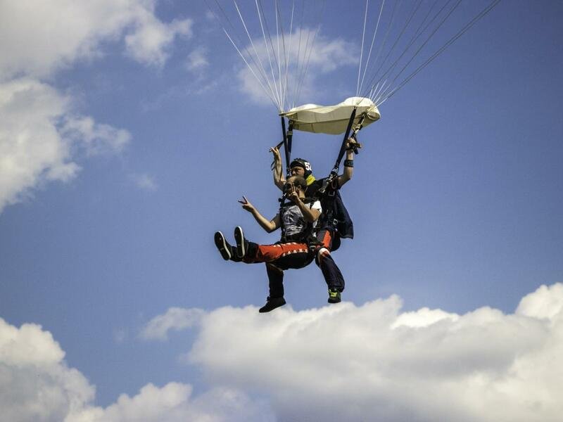 Tandemový seskok padákem