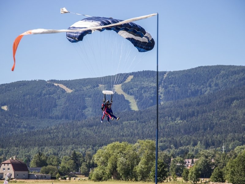 Tandemový seskok padákem