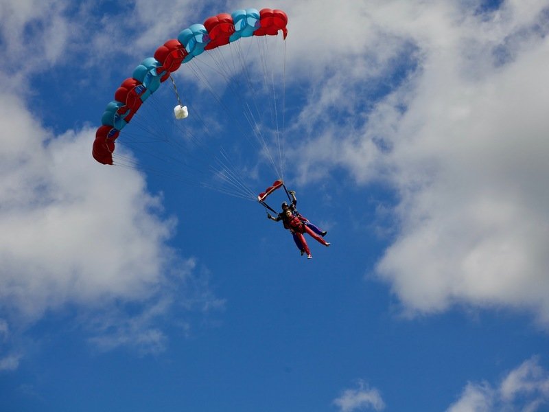 Tandemový seskok padákem