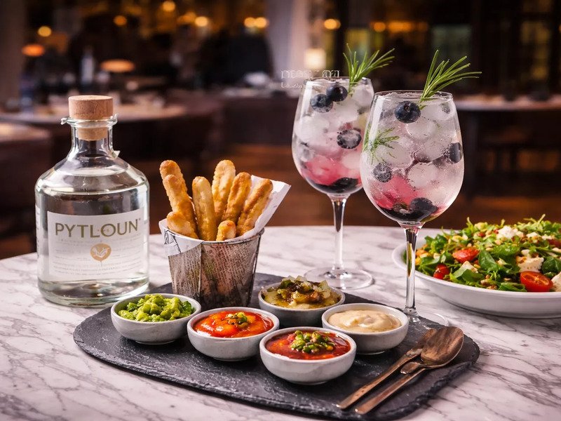 Romantické aperitivo s koktejlem v restauraci Zlatý Kohout