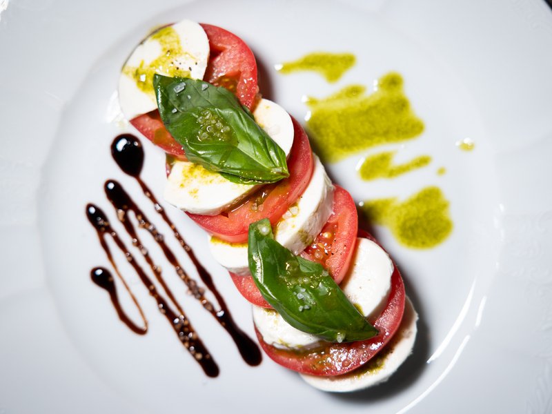 Romantická večeře v iglú s vínem v Krkonoších