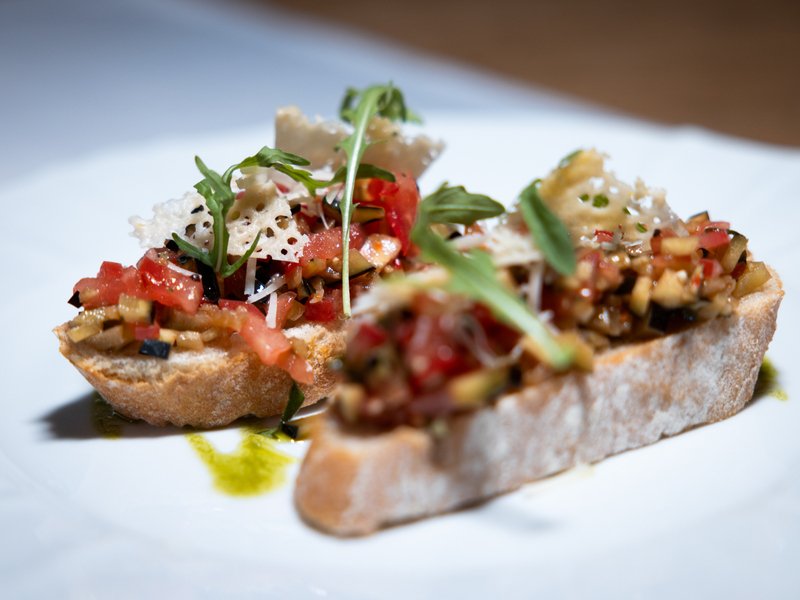 Romantická večeře v iglú s vínem v Krkonoších