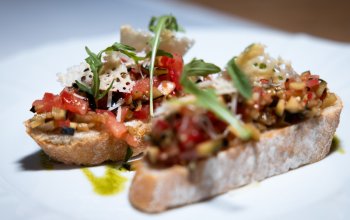 Romantická večeře v iglú s vínem v Krkonoších