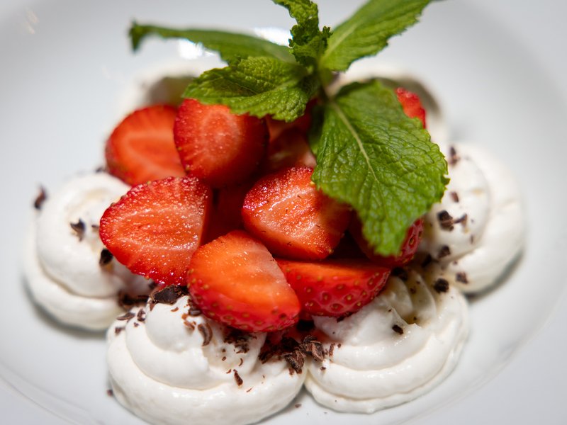 Romantická večeře v iglú s vínem v Krkonoších