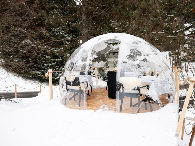 Romantická večeře v iglú s vínem v Krkonoších