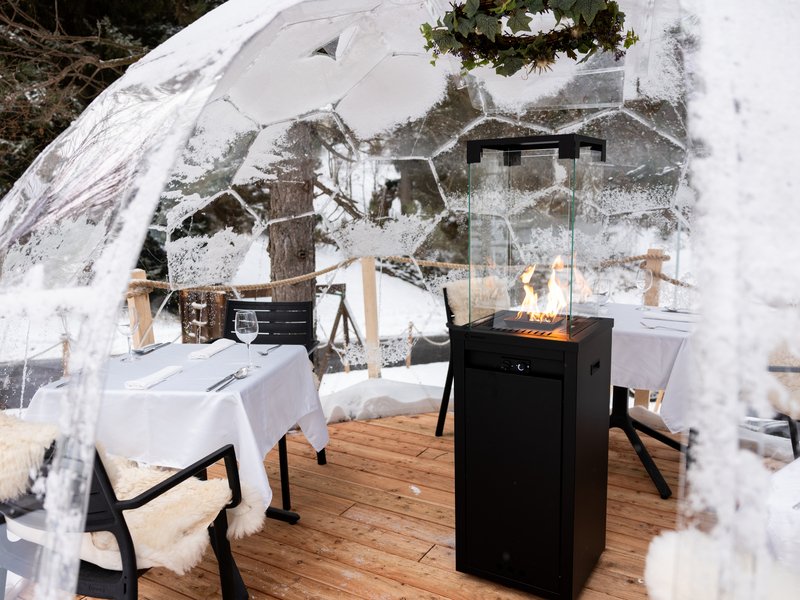 Romantická večeře v iglú s vínem v Krkonoších