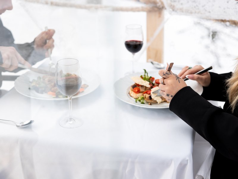 Romantická večeře v iglú s vínem v Krkonoších