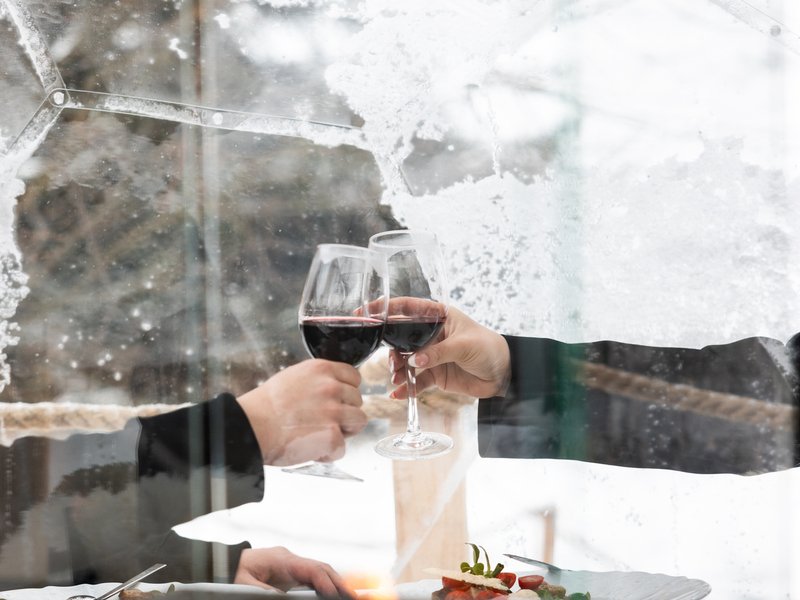 Romantická večeře v iglú s vínem v Krkonoších