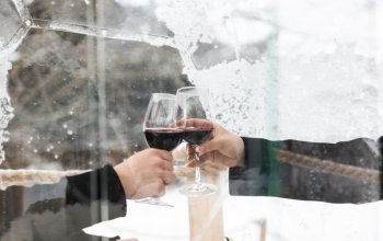 Romantická večeře v iglú s vínem v Krkonoších