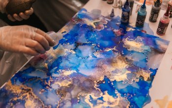 Zážitkové abstraktní malování lihovými inkousty