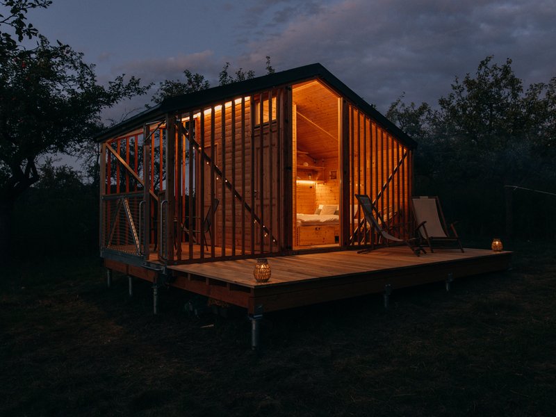 Klidný glamping pro dva mezi jabloněmi