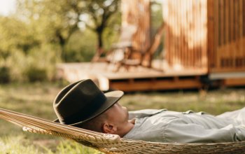 Klidný glamping pro dva mezi jabloněmi