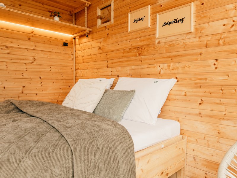 Klidný glamping pro dva mezi jabloněmi