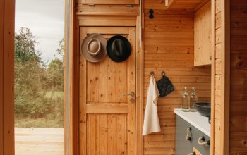 Klidný glamping pro dva mezi jabloněmi