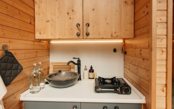 Klidný glamping pro dva mezi jabloněmi