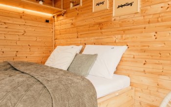 Klidný glamping pro dva mezi jabloněmi