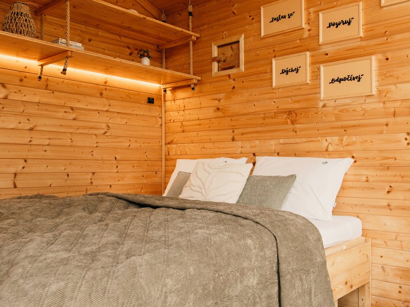 Klidný glamping pro dva mezi jabloněmi