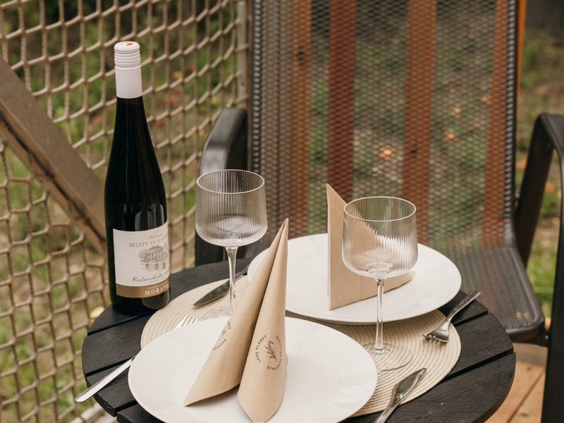 Klidný glamping pro dva mezi jabloněmi