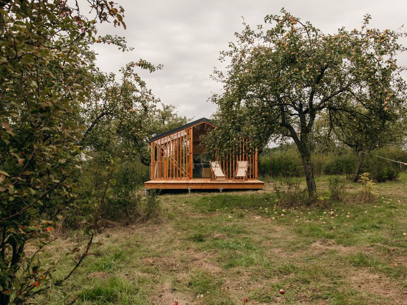 Klidný glamping pro dva mezi jabloněmi