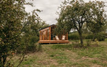 Klidný glamping pro dva mezi jabloněmi