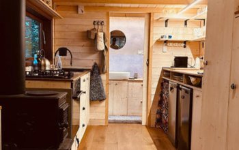 Tiny house mezi stromy v Jizerských horách