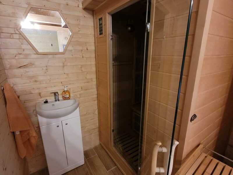 Apiterapie: Včelí terapie v sauně, masáž a relaxace na úlech