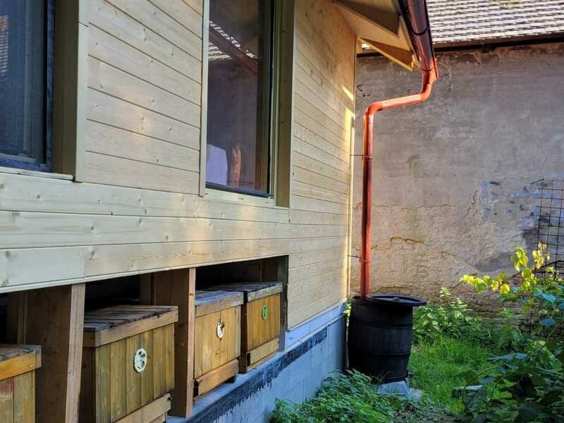 Apiterapie: Včelí terapie v sauně, masáž a relaxace na úlech