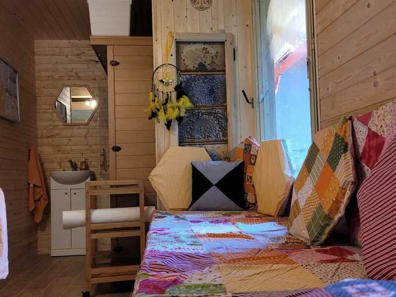 Apiterapie: Včelí terapie v sauně, masáž a relaxace na úlech