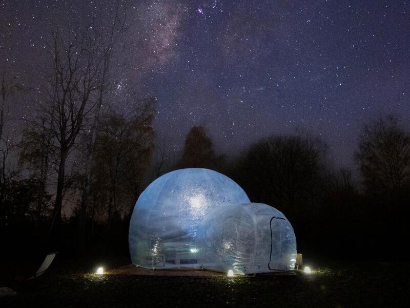 Noc pod hvězdami v průhledné bublině nedaleko Prahy
