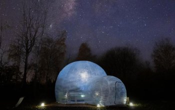 Noc pod hvězdami v průhledné bublině nedaleko Prahy