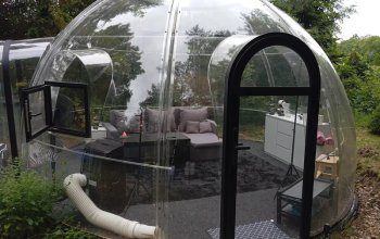 Noc pod hvězdami v průhledné bublině nedaleko Prahy