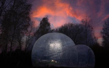 Noc pod hvězdami v průhledné bublině nedaleko Prahy