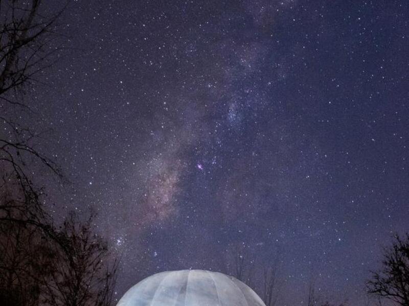 Noc pod hvězdami v průhledné bublině nedaleko Prahy