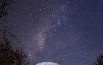 Noc pod hvězdami v průhledné bublině nedaleko Prahy