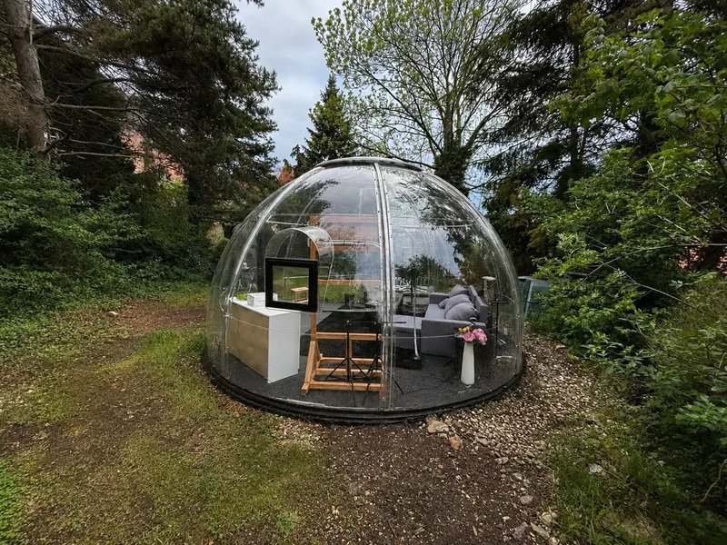 Noc pod hvězdami v průhledné bublině nedaleko Prahy