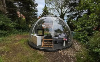 Noc pod hvězdami v průhledné bublině nedaleko Prahy
