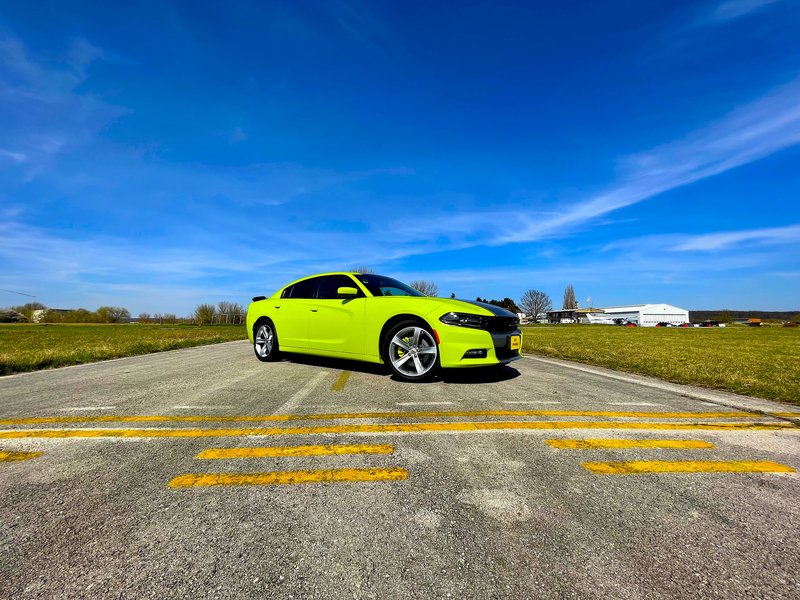 Jízda v Dodge Charger na letištní dráze pro teenagery