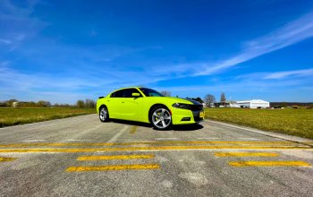 Jízda v Dodge Charger na letištní dráze pro teenagery