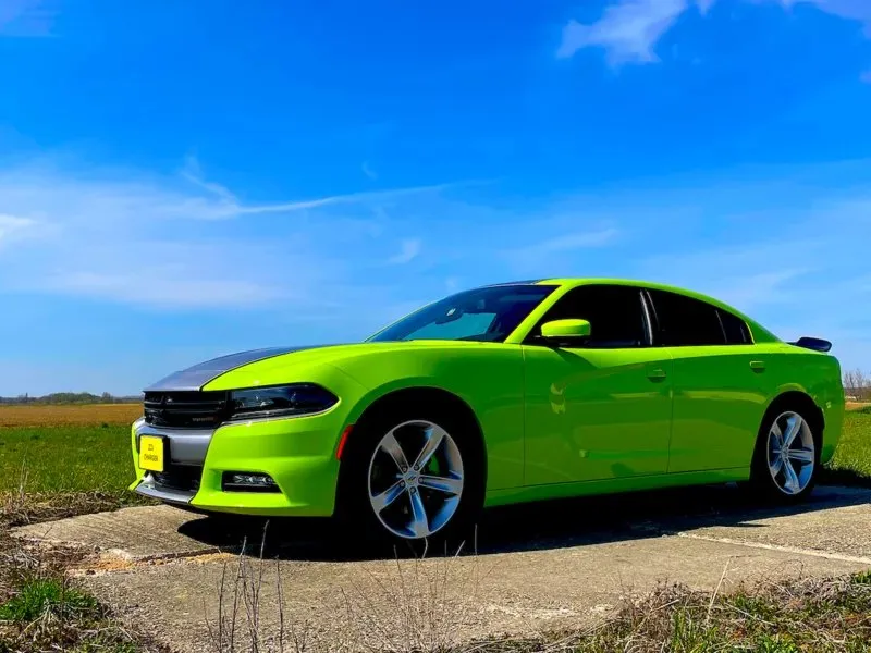 Jízda v Dodge Charger na letištní dráze pro teenagery