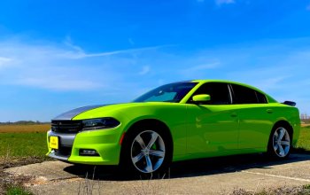 Jízda v Dodge Charger na letištní dráze pro teenagery