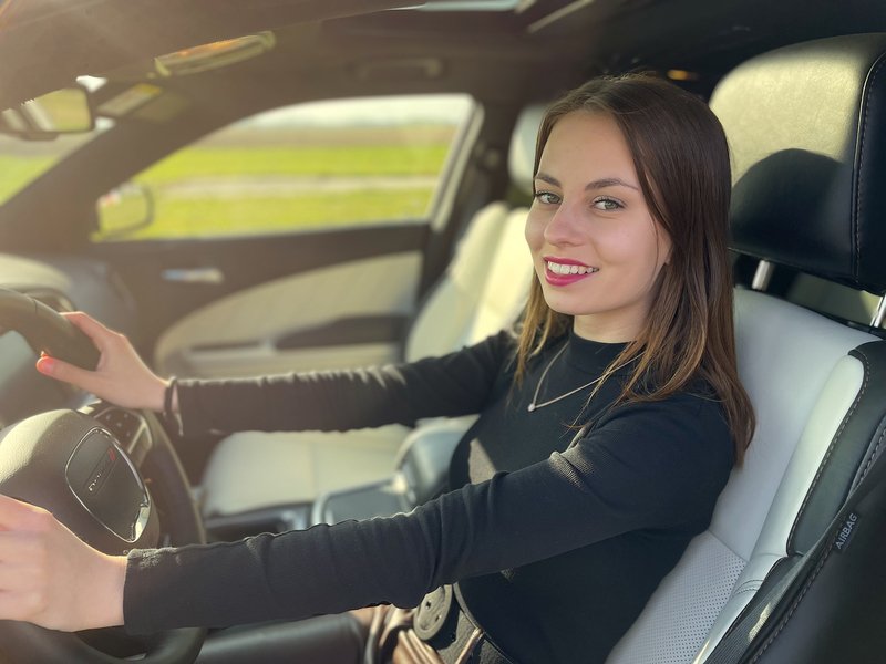 Jízda v Dodge Charger na letištní dráze pro teenagery