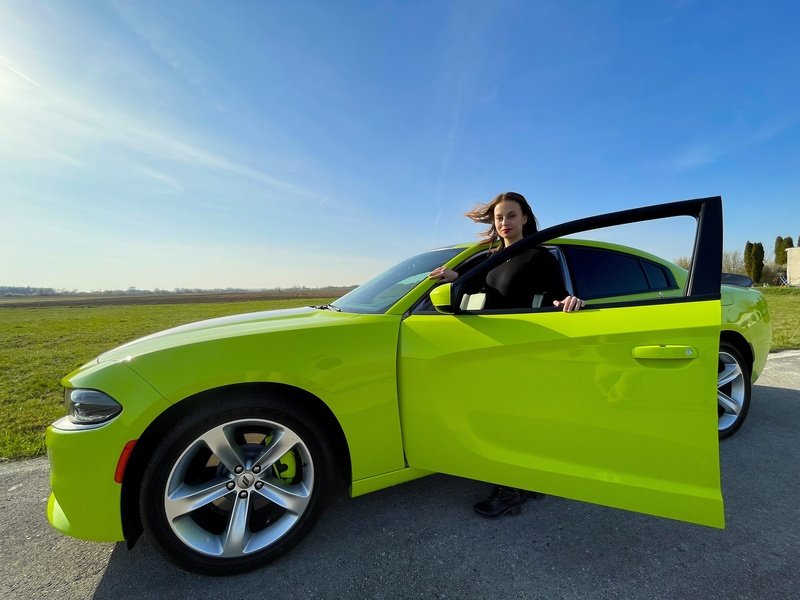 Jízda v Dodge Charger na letištní dráze pro teenagery
