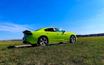 Jízda v Dodge Charger na letištní dráze pro teenagery