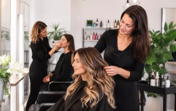 Luxusní vlasová proměna s balayage, střihem a profesionálním líčením