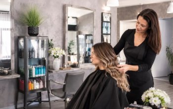 Luxusní vlasová proměna s balayage, střihem a profesionálním líčením