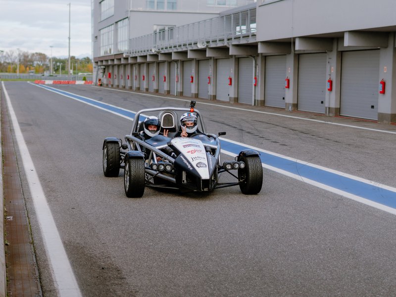 Jízda na okruhu v Ariel Atom