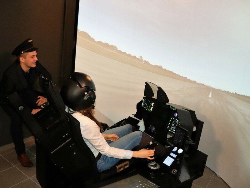 Letecký simulátor stíhačky F16