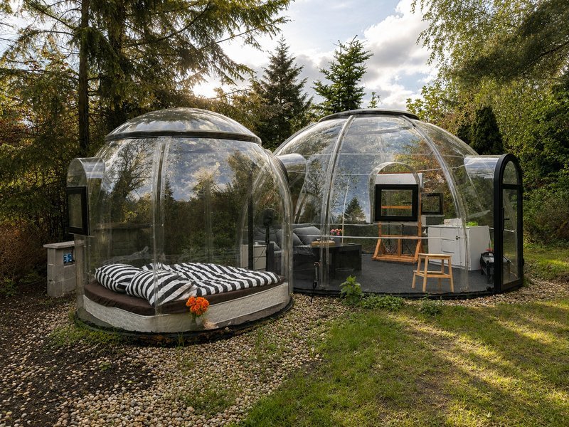 Noc pod hvězdami v průhledné bublině u Prahy