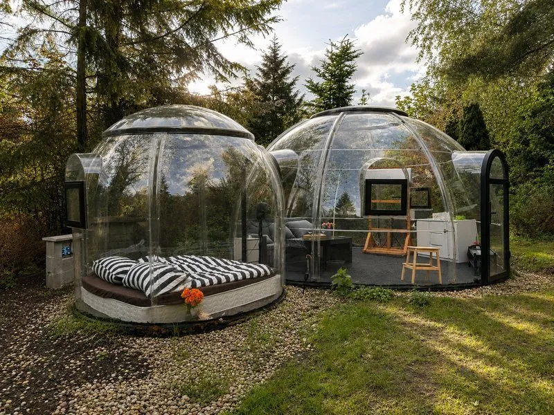 Noc pod hvězdami v průhledné bublině u Prahy