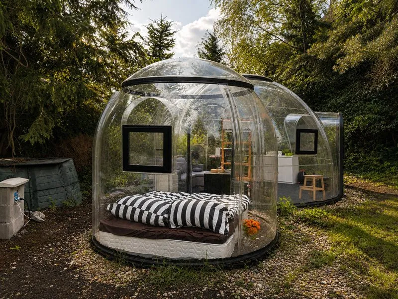 Noc pod hvězdami v průhledné bublině u Prahy